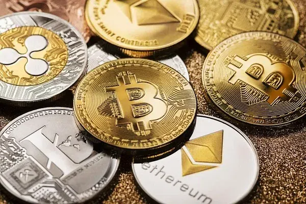 plusieurs cryptomonnaies sous forme de pièces